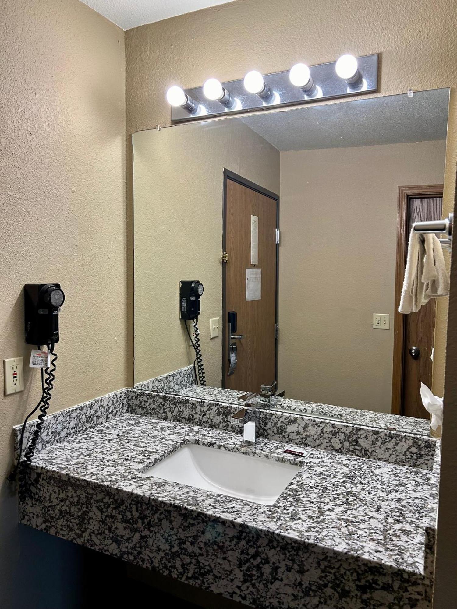 Super 8 By Wyndham Platte City Kansas City Area מראה חיצוני תמונה